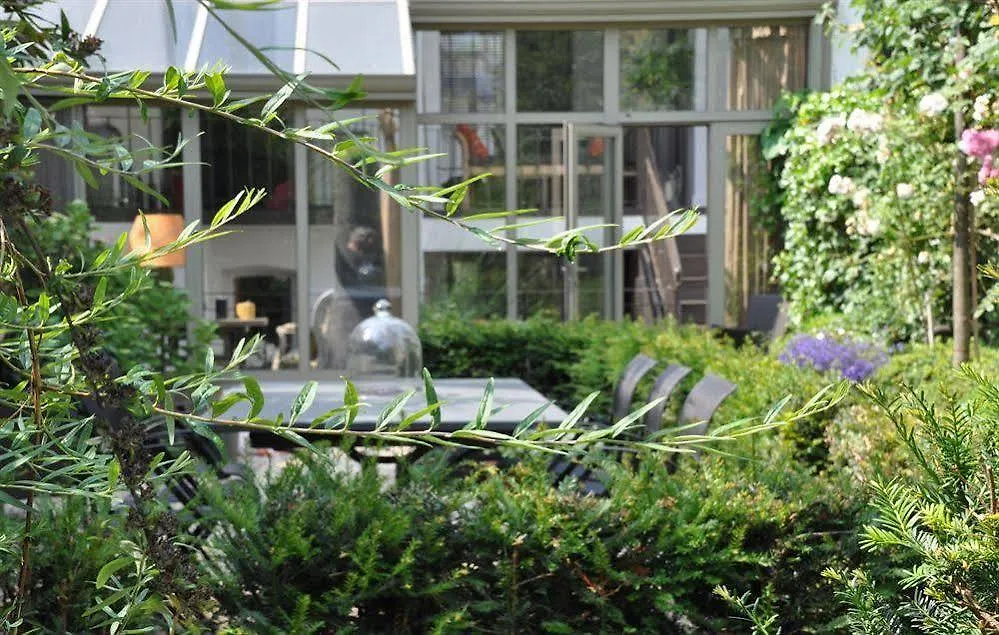 B&B Un Jardin En Ville Saint-Gilles Bed & Breakfast